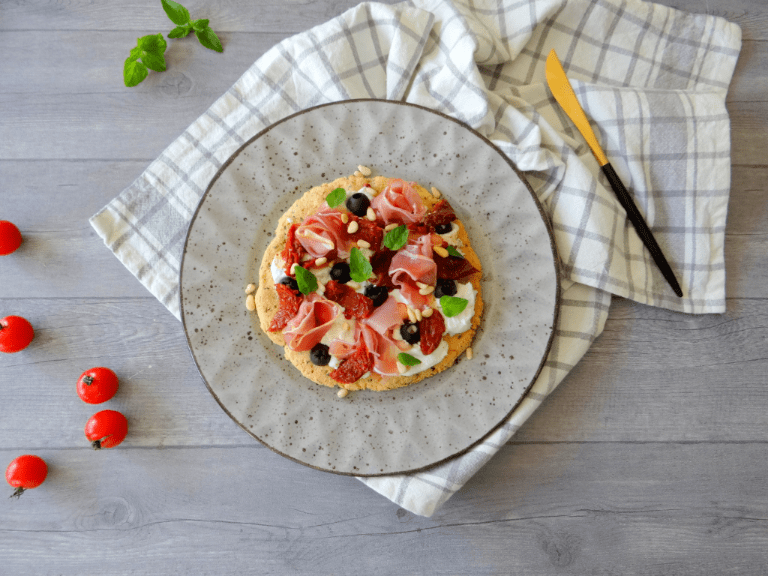 Pizza gemaakt van amandelmeel Pizza gemaakt van amandelmeel