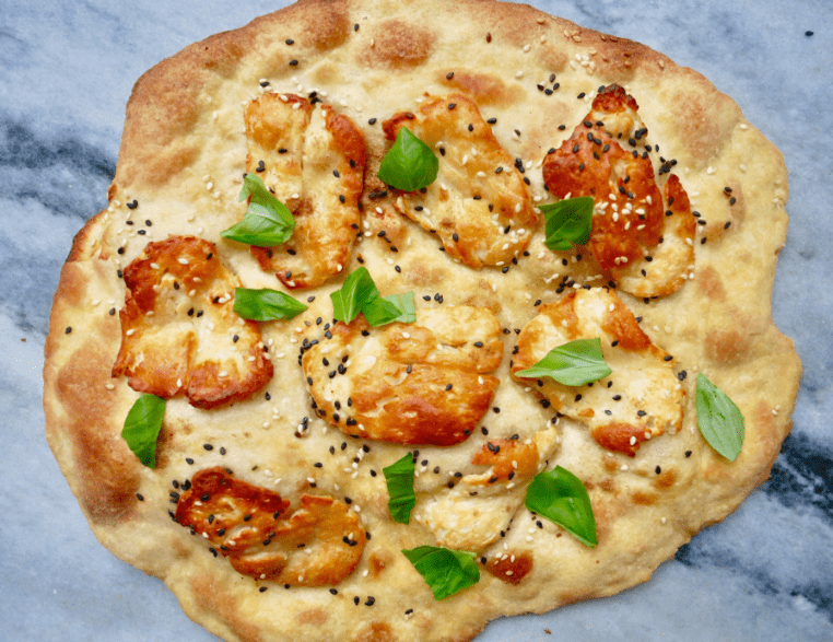 Platbrood met halloumi en sesamzaadjes Platbrood met halloumi en sesamzaadjes