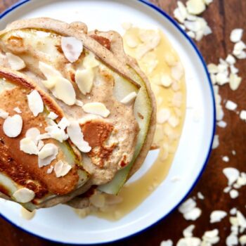 Peren-pancakes overgoten met heerlijke maple syrup