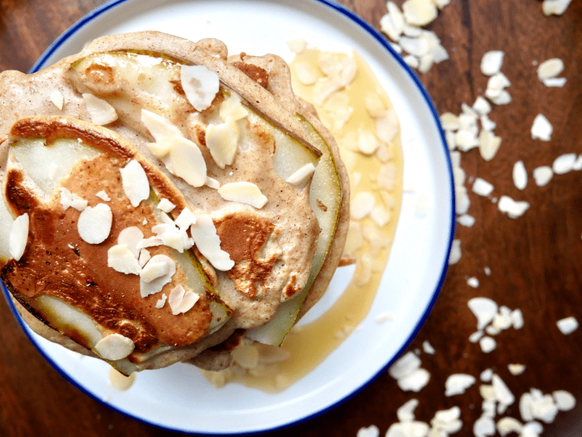 Peren-pancakes overgoten met heerlijke maple syrup Peren-pancakes overgoten met heerlijke maple syrup