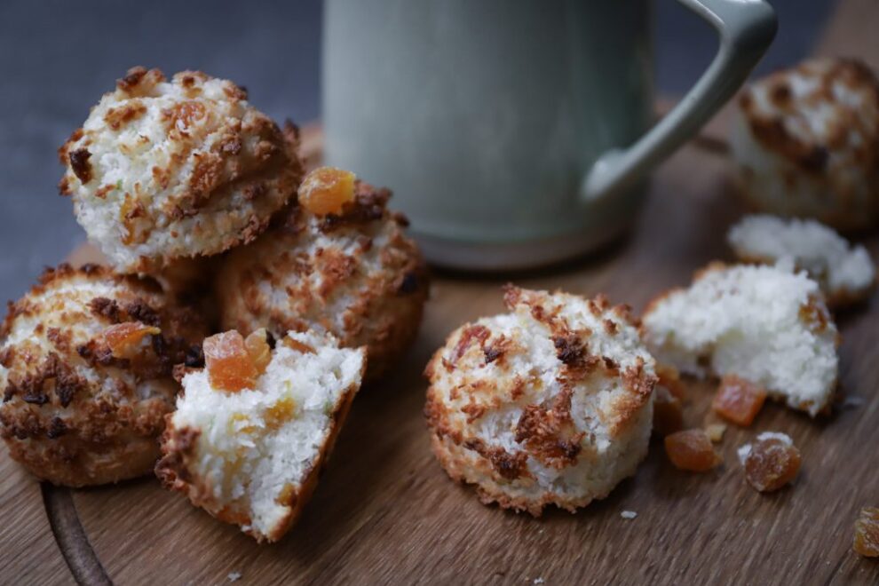 Krokante kokosbollen met limoen en abrikoos Krokante kokosbollen met limoen en abrikoos