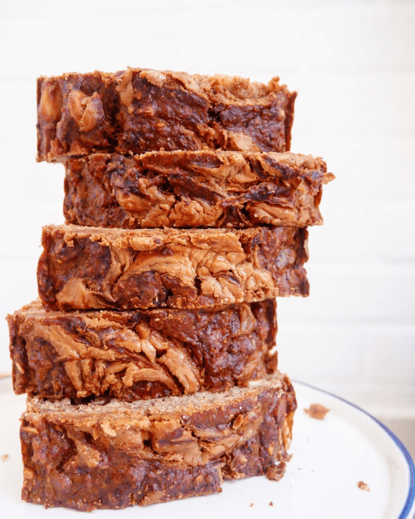 Bananenbrood met pinda’s en pindakaasswirl Bananenbrood met pinda’s en pindakaasswirl
