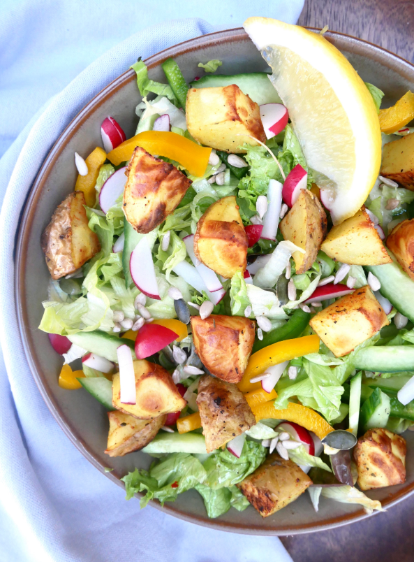 Frisse salade met geroosterde aardappels en zonnebloempitten Frisse salade met geroosterde aardappels en zonnebloempitten