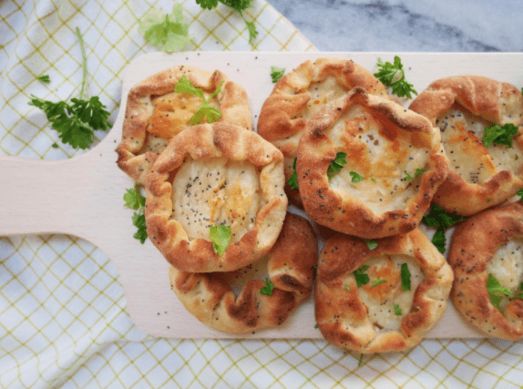Halloumi broodjes met maanzaad Halloumi broodjes met maanzaad