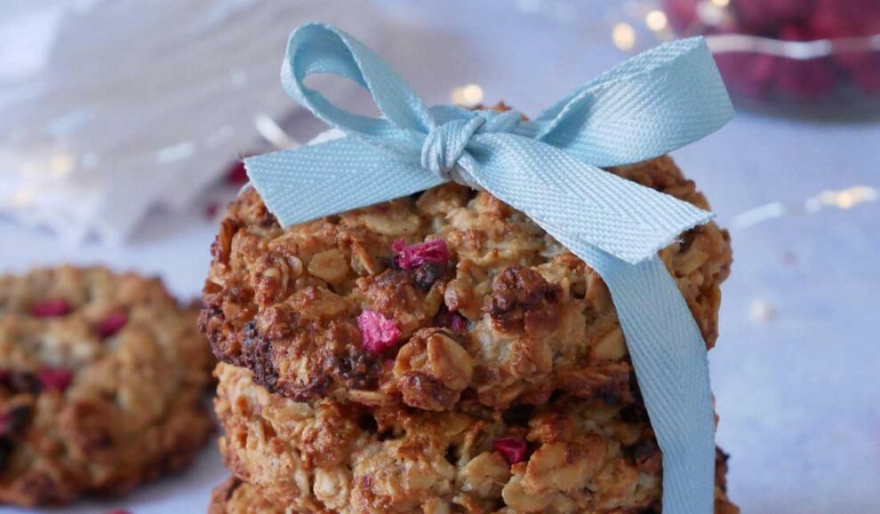 Havermoutkoekjes met gevriesdroogde framboos Havermoutkoekjes met gevriesdroogde framboos