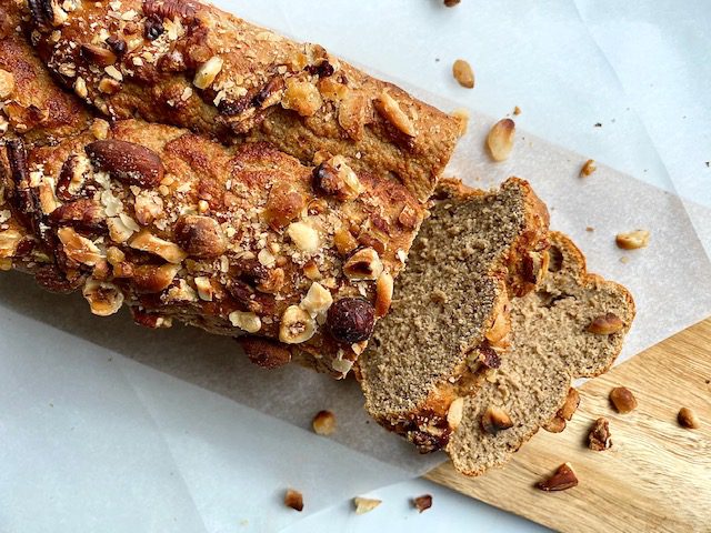 Bananenbrood met notencrunch on top Bananenbrood met notencrunch on top