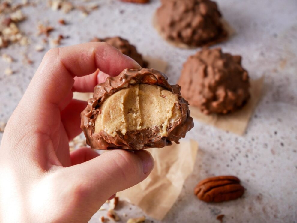 Ijsbites met chocola en pecannoten Ijsbites met chocola en pecannoten
