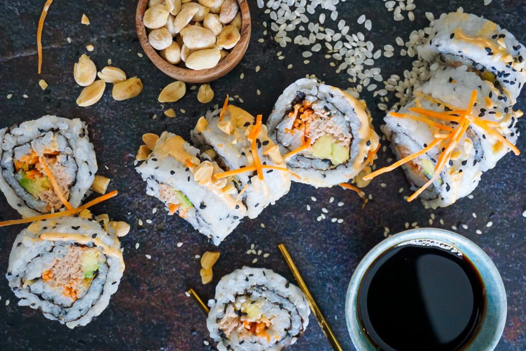 Sushirol met pittige tonijn en stukjes pinda