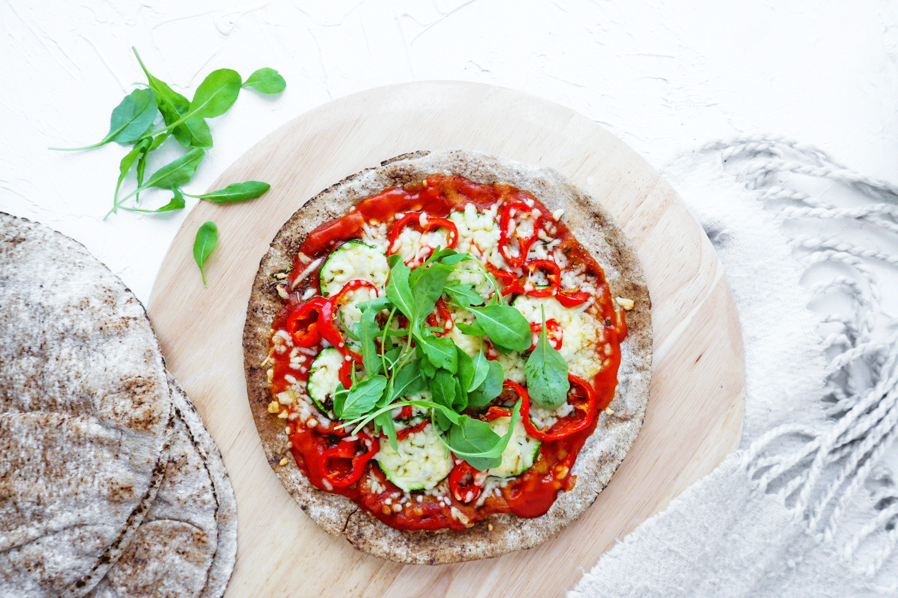 Pizza met bodem van Libanees platbrood Pizza met bodem van Libanees platbrood