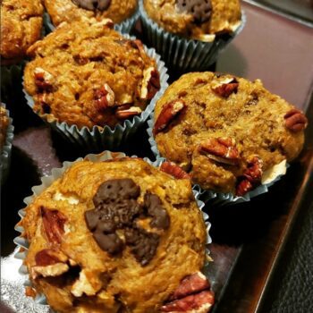 Volkoren bananenmuffins met chocolade en pecannoten