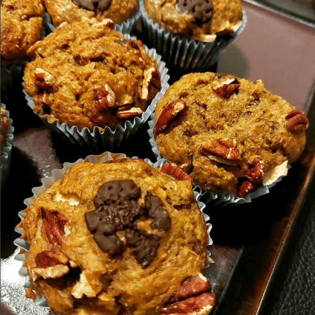 Volkoren bananenmuffins met chocolade en pecannoten Volkoren bananenmuffins met chocolade en pecannoten