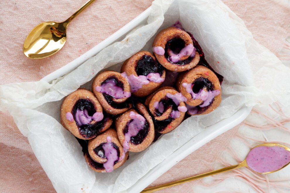 Roze rolls met blauwe bessen Roze rolls met blauwe bessen