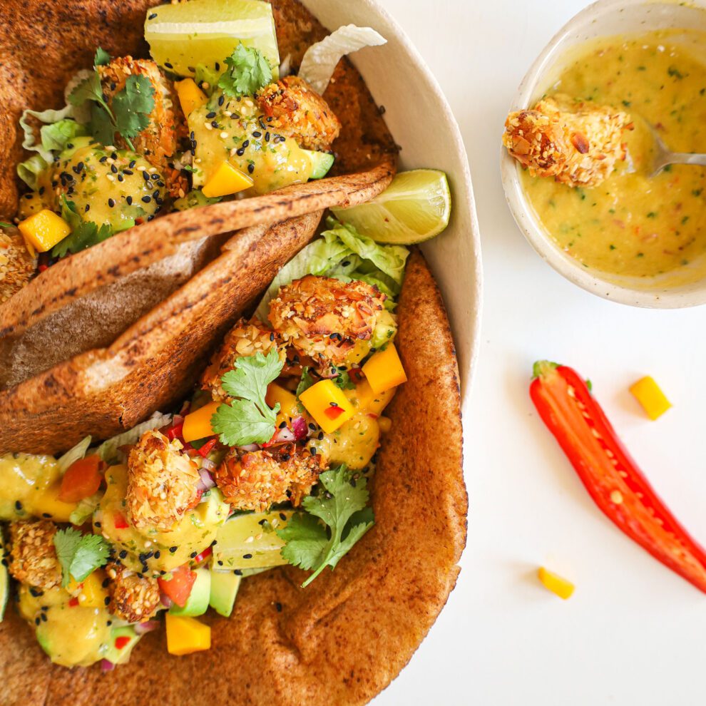Flatbread met krokante bloemkool en mangosalsa Flatbread met krokante bloemkool en mangosalsa