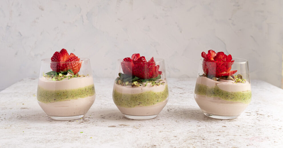 Aardbei cheesecake mousse met pistache ganache Aardbei cheesecake mousse met pistache ganache
