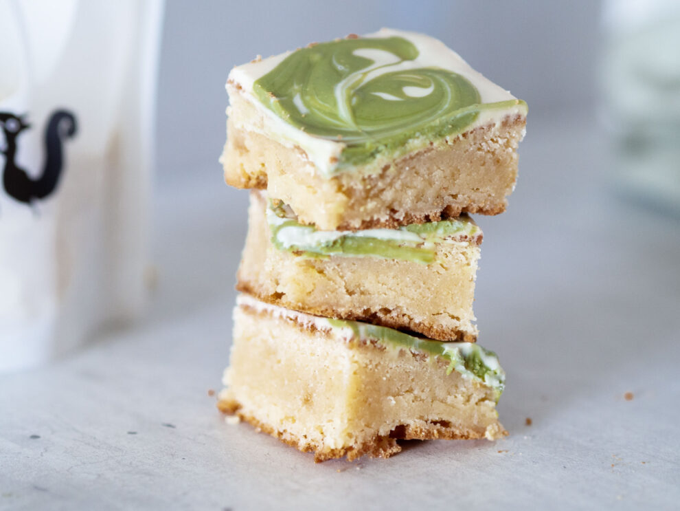 Blondie met witte chocolade en matcha topping Blondie met witte chocolade en matcha topping
