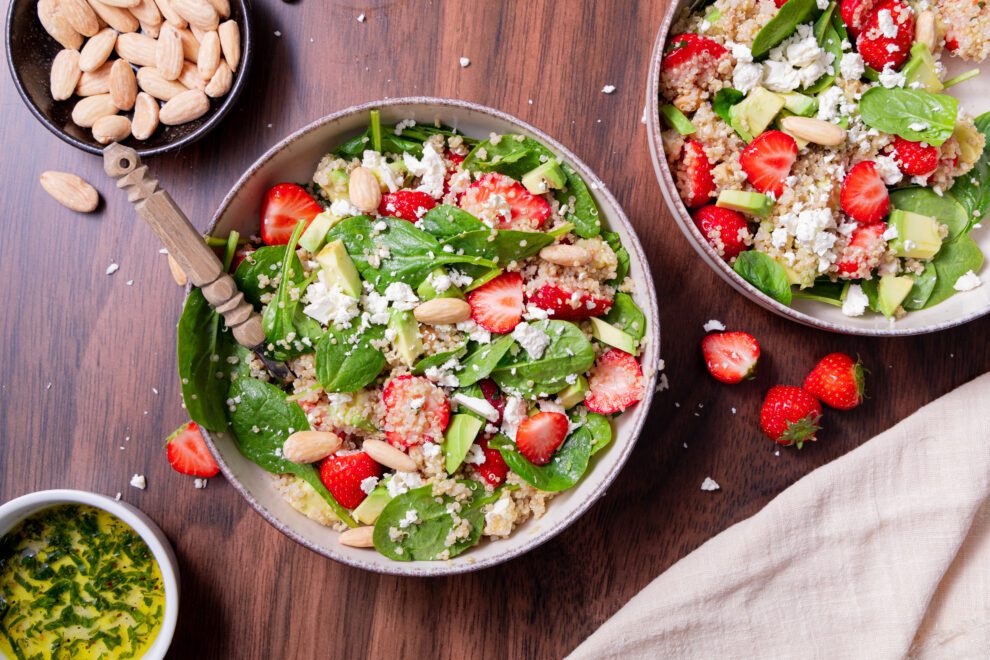 Quinoa salade met spinazie, avocado en aardbei Quinoa salade met spinazie, avocado en aardbei