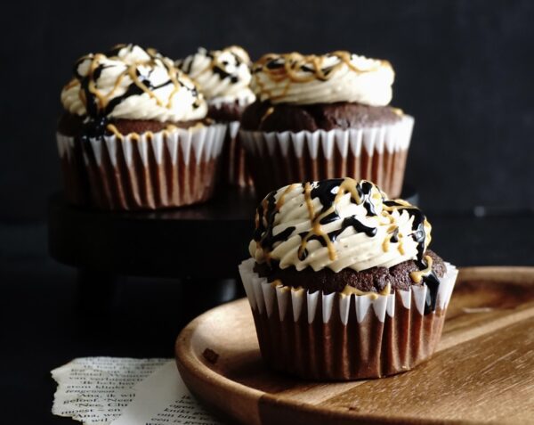 Koolhydraatarme brownie muffins met pindakaas
