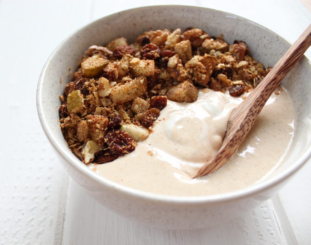 Bananen-smoothiebowl met perencrumble Bananen-smoothiebowl met perencrumble