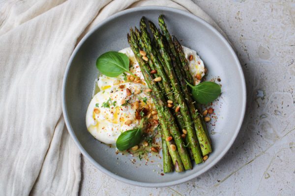 Gegrilde asperges met burrata, citroen en truffelhoning