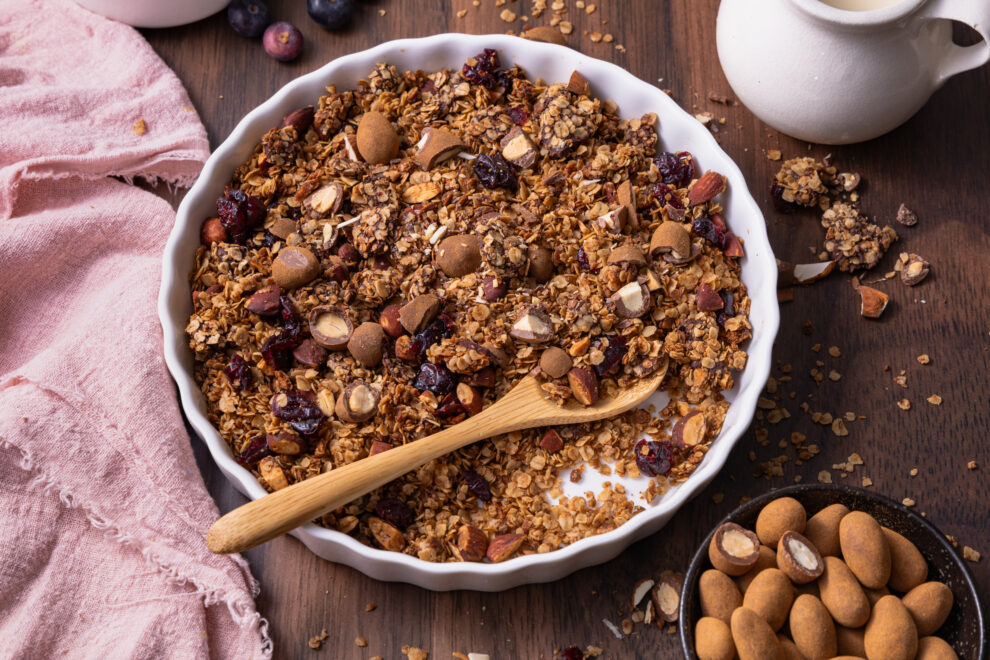 Knapperige muesli met chocolade en amandelen Knapperige muesli met chocolade en amandelen