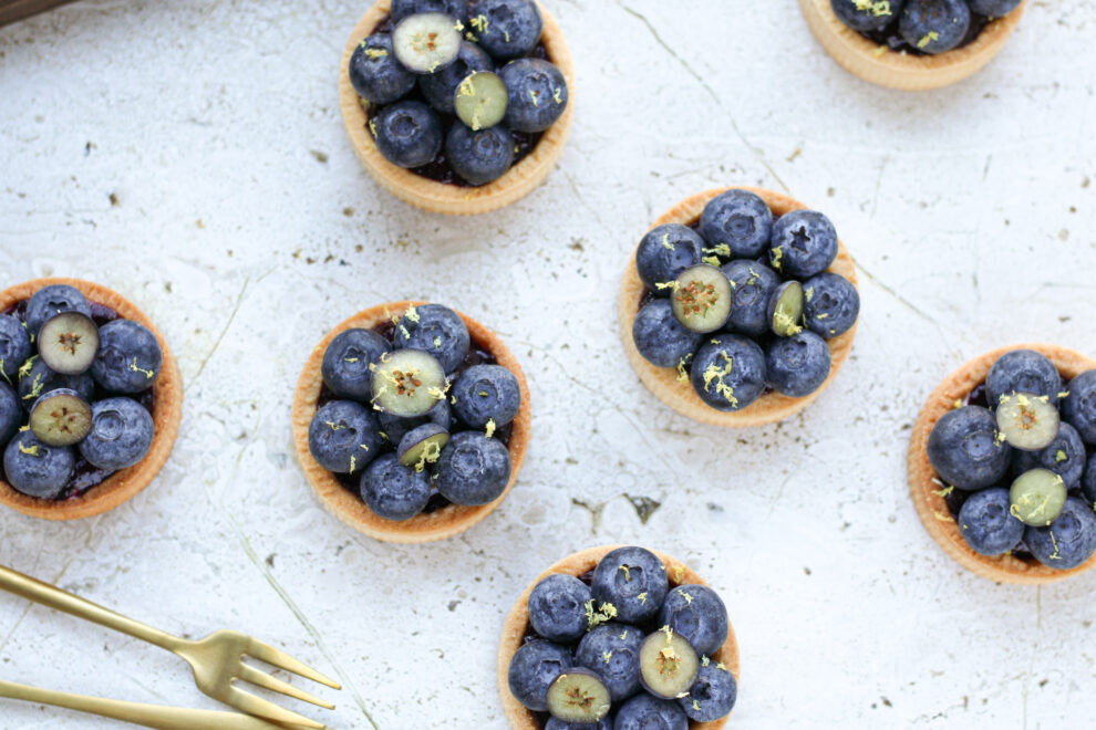 Blauwe bessen tartelettes met witte chocolade ganache Blauwe bessen tartelettes met witte chocolade ganache